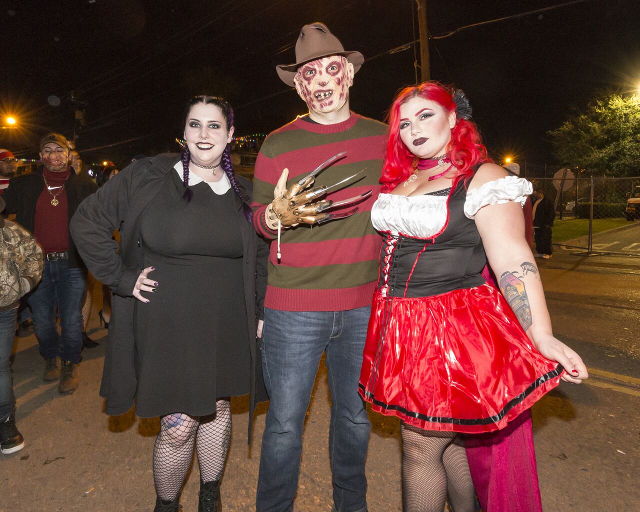 Grupo de pessoas com fantasias criativas de Halloween