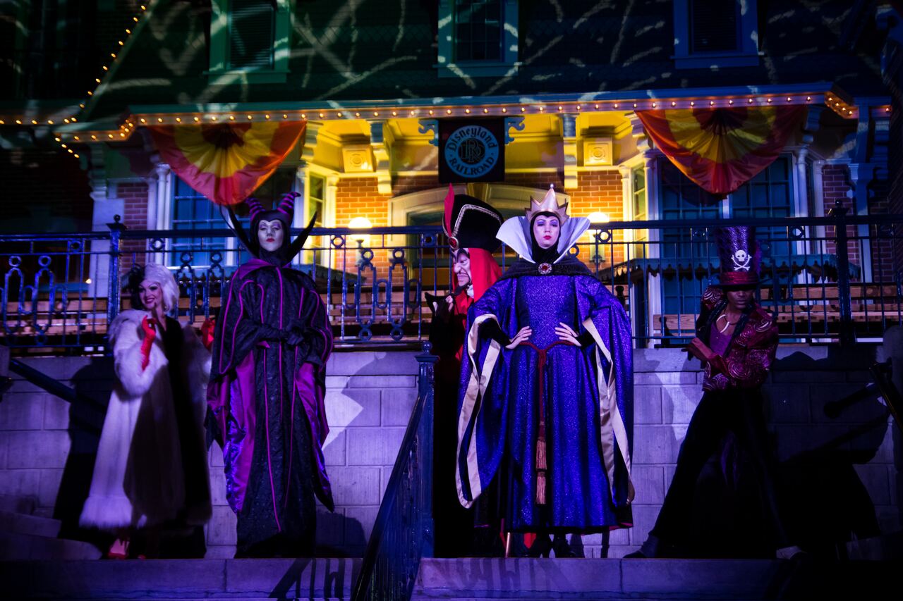 Personagens caracterizados de Halloween no palco
